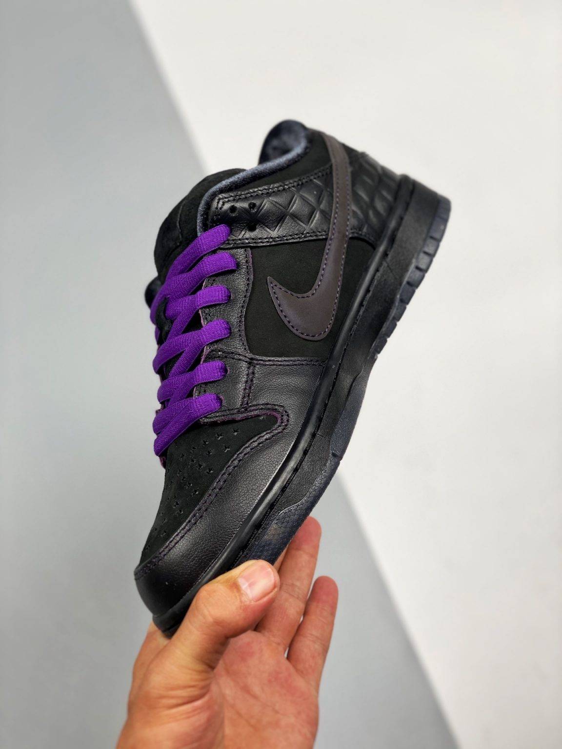 Familia x Nike SB Dunk Low ‘First Avenue’ Black/Voltage PurpleWhite